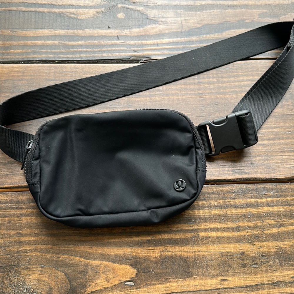 lulu black belt bag